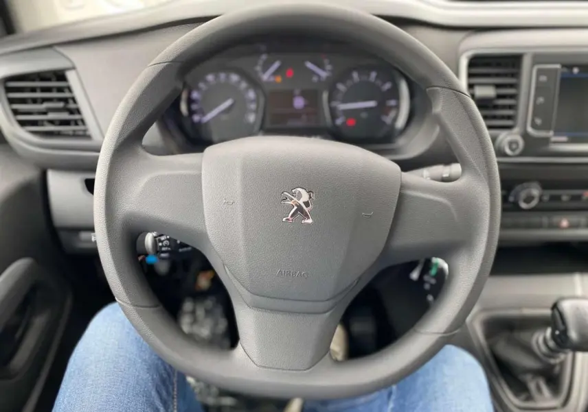 Vue rapprochée du volant Peugeot Expert Fourgon 2023 avec tableau de bord et levier de vitesses manuelle visibles.