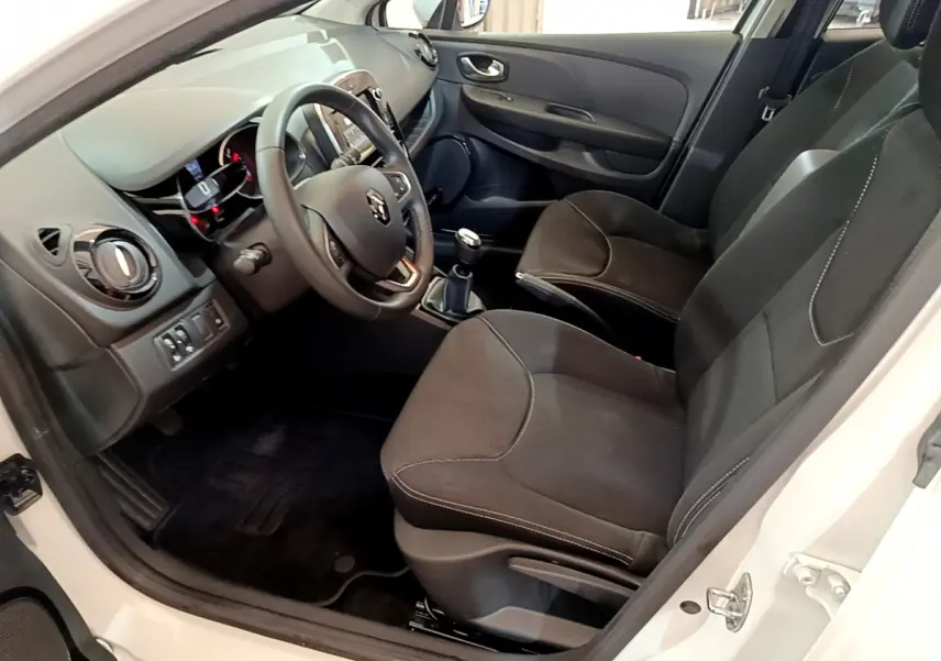 Intérieur avant droit d'une Renault Clio Business TCe 90 blanche, volant cuir, tableau de bord avec écran tactile.