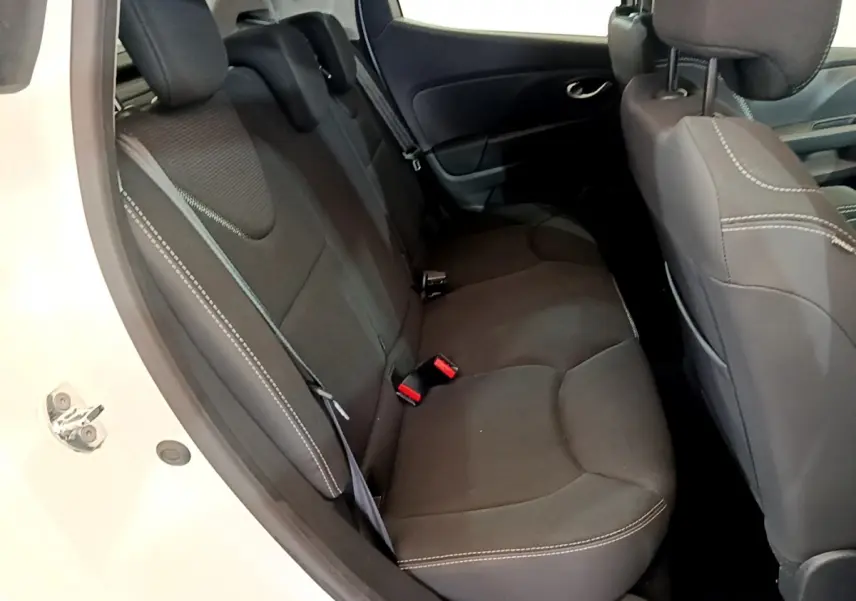Vue intérieure côté gauche montrant la banquette arrière noire avec surpiqûres blanches d'une Renault Clio Business blanche.