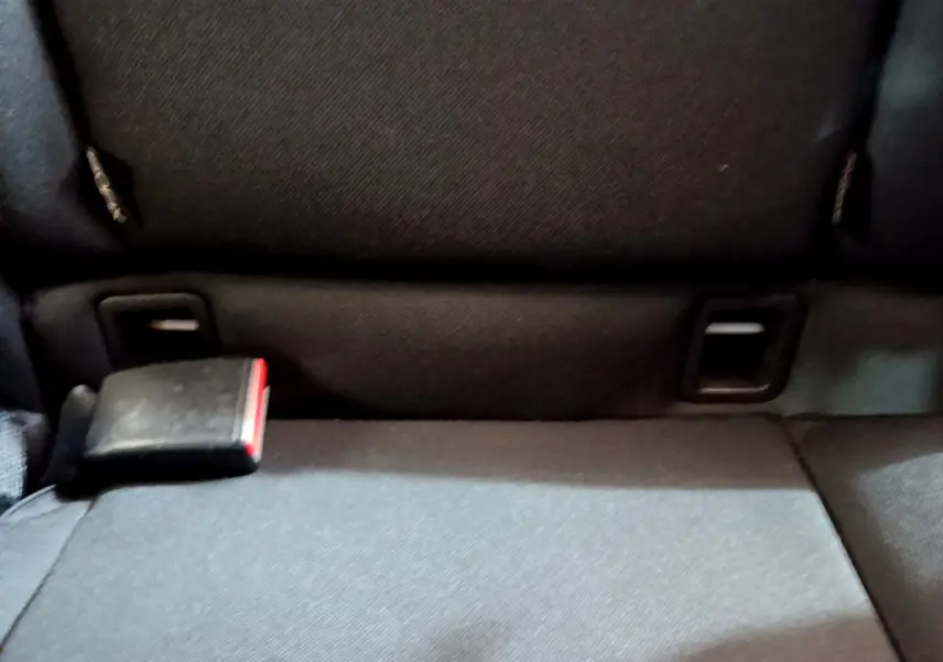 Détail de la banquette arrière noire avec ceinture de sécurité visible dans une Renault Clio Business TCe 90 blanche de 2019.