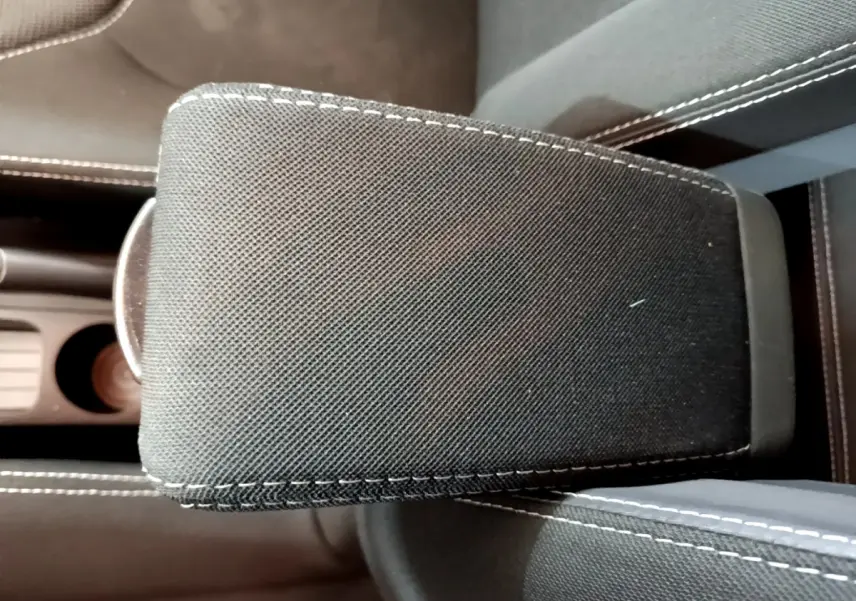 Accoudoir central en tissu noir avec surpiqûres blanches, intérieur de Renault Clio Business TCe 90 2019.