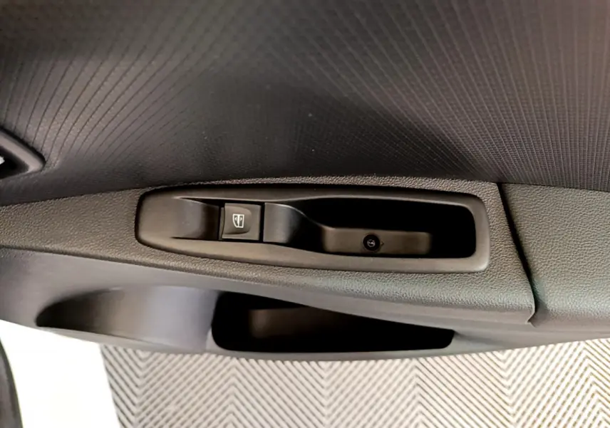 Bouton de commande de lève-vitre sur la portière côté conducteur d'une Renault Clio Business blanche de 2019.
