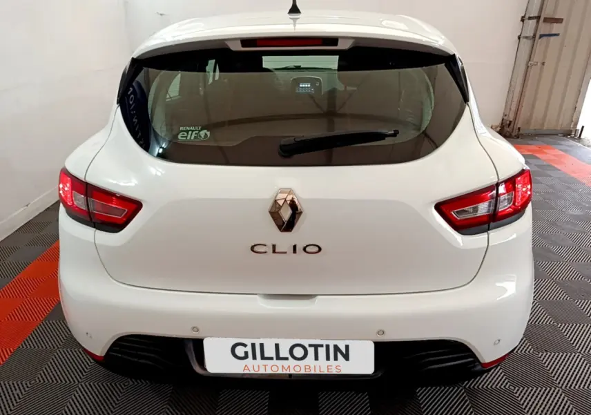 Vue arrière d'une Renault Clio blanche de 2019 avec feux rouges et logo Renault bien visibles.