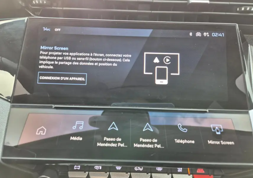 Écran tactile central affichant le menu Mirror Screen dans l’habitacle de la Peugeot 308 2024.