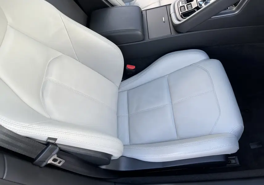 Gros plan sur le siège conducteur en cuir clair de la Jaguar F-TYPE II Coupé 2.0T 2018 avec console centrale noire.