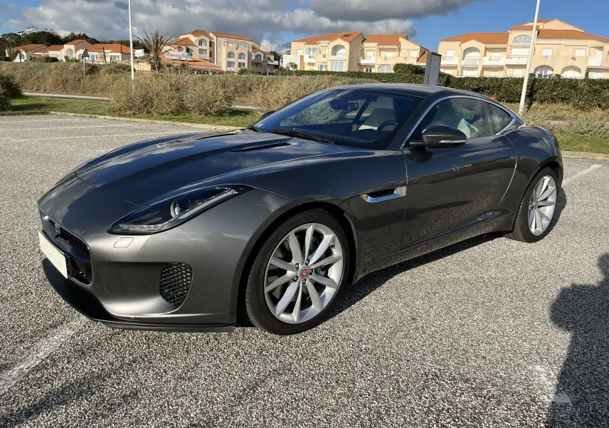 Jaguar F-TYPE II Coupé 2.0T 2018 en Corris Grey, vue 3/4 avant droit, jantes 19'' et lignes sportives marquées.