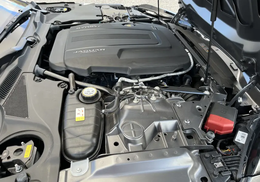 Moteur de la Jaguar F-TYPE II Coupé 2.0T 300 BVA8 en Corris Grey, vue plongeante sous le capot ouvert.