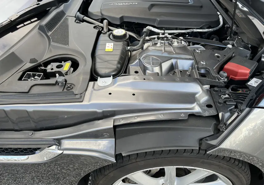 Vue rapprochée du compartiment moteur côté avant droit de la Jaguar F-TYPE II Coupe 2.0T 300 BVA8 en gris Corris.