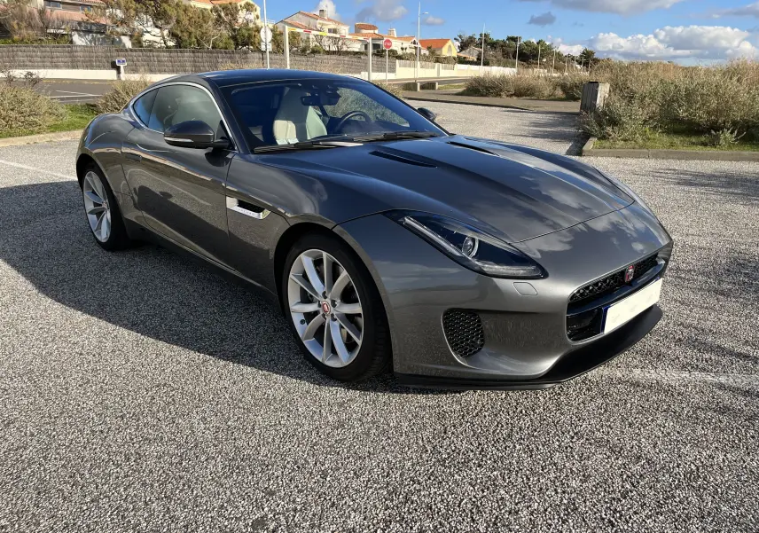 Jaguar F-TYPE II Coupé 2.0T 2018 gris Corris, vue 3/4 avant droit avec jantes 19 pouces et phares LED.