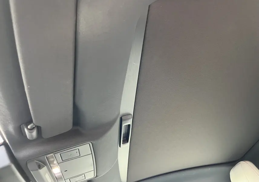 Plafond intérieur noir avec éclairage et pare-soleil partiel de la Jaguar F-TYPE II Coupé 2.0T 2018.