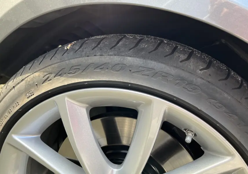Gros plan sur la jante 19 pouces 10 branches argentée et le pneu 245/40 ZR19 d'une Jaguar F-TYPE Corris Grey.