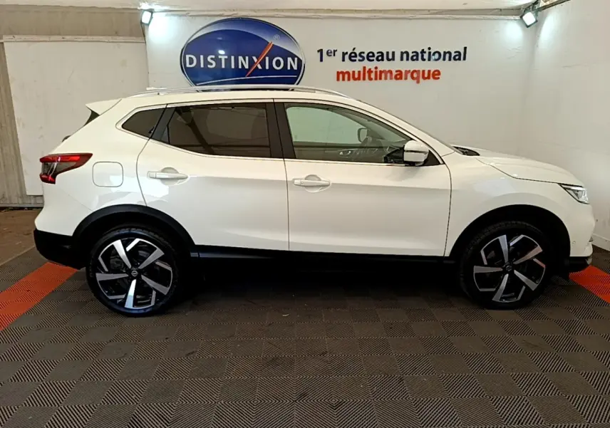 Vue latérale droite d'un Nissan Qashqai blanc 2019 avec jantes alliage noires et toit ouvrant panoramique.