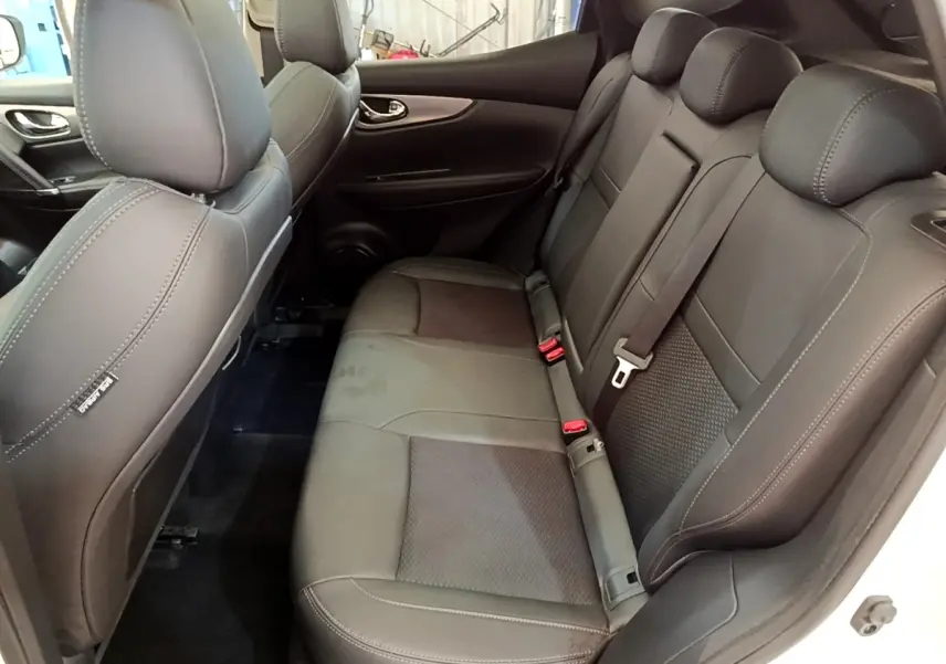 Vue côté droit de la banquette arrière noire en cuir du Nissan Qashqai 1.3 DIG-T 140 Tekna 2019, avec ceintures et appuie-têtes.