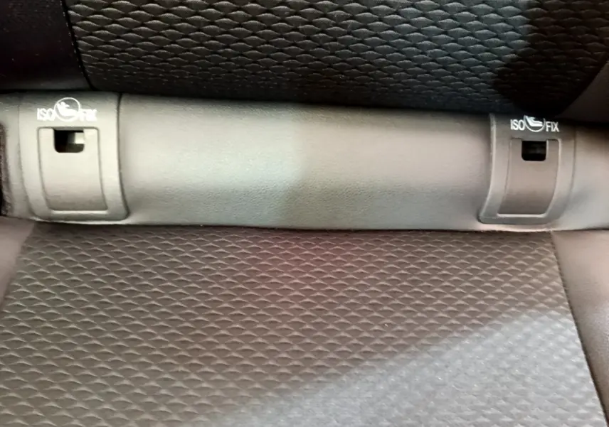 Détail de la banquette arrière noire avec fixations ISOFIX du Nissan Qashqai 2019, version Tekna.