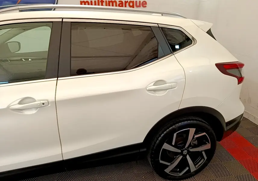 Vue latérale droite du Nissan Qashqai blanc 2019 avec jantes alliage et vitres teintées.