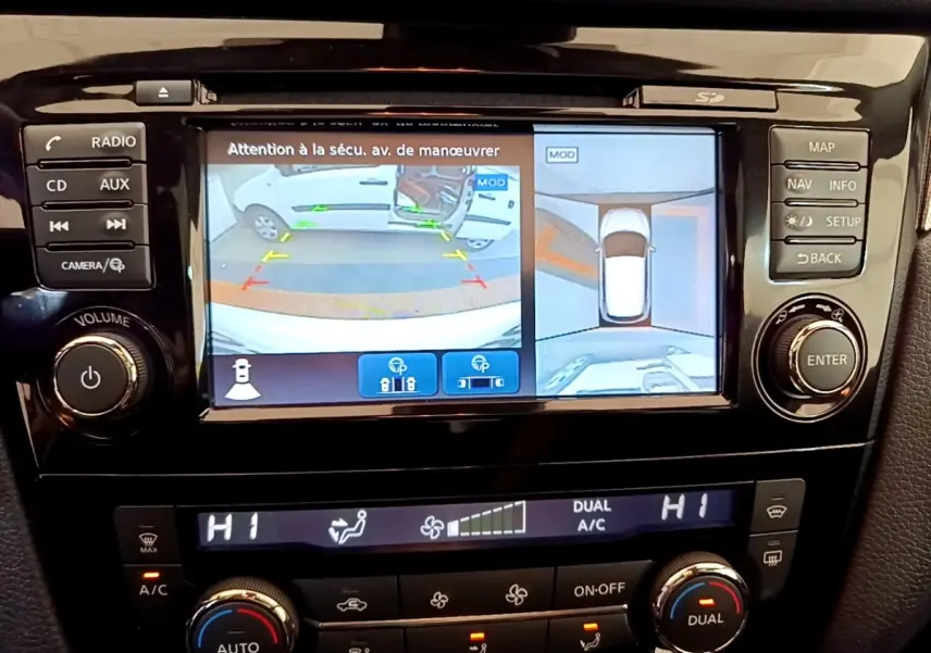 Écran tactile central du Nissan Qashqai blanc 2019 montrant caméra 360° et commandes climatisation double zone.