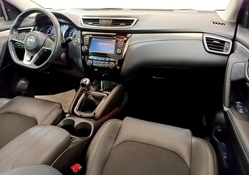 Intérieur noir du Nissan Qashqai 1.3 DIG-T 140 Tekna 2019, vue de face sur le tableau de bord et la boîte manuelle.