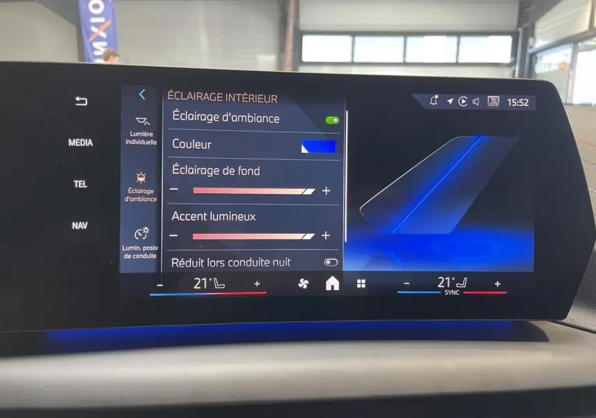 Écran tactile intérieur de la BMW Série 1 120d M Sport 2025 montrant les réglages d’éclairage d’ambiance en bleu.