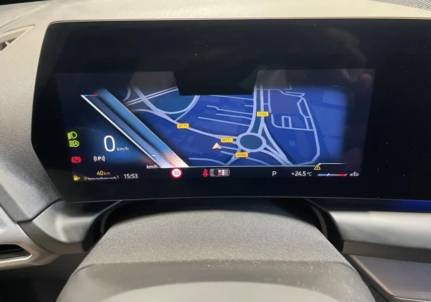 Vue rapprochée du tableau de bord numérique gris de la BMW Série 1 120d M Sport 2025 avec affichage de navigation.