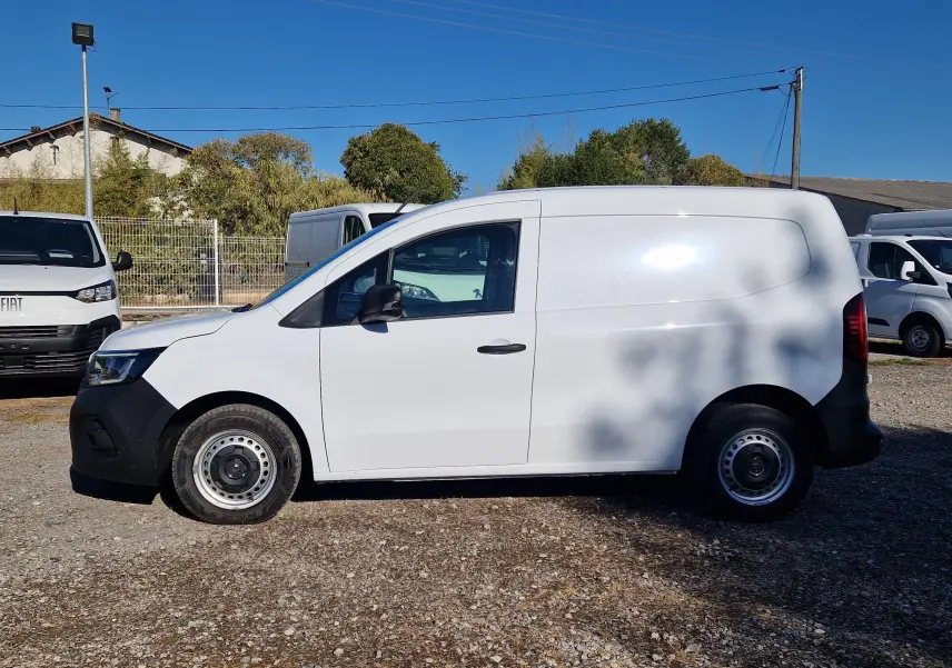 Profil latéral droit d'un Renault Kangoo blanc 2023 version Van, avec porte latérale coulissante et jantes acier simples.