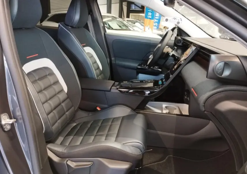 Vue intérieure côté conducteur du Citroën C5 Aircross gris platine, mettant en valeur les sièges en cuir noir et la console centrale moderne.