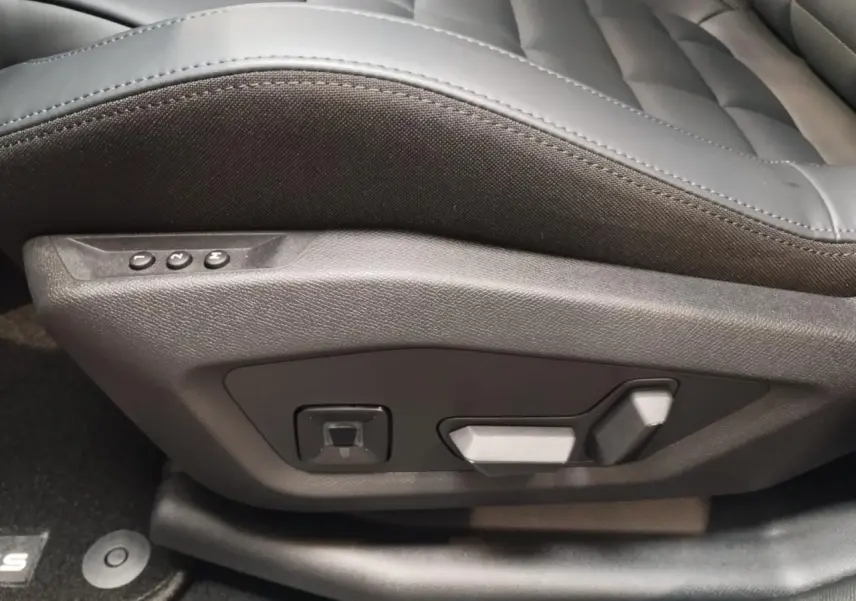 Gros plan sur les commandes électriques du siège conducteur gris platine du Citroën C5 Aircross 2026.
