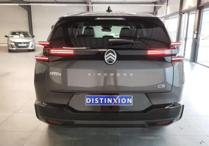 Vue arrière d'un Citroën C5 Aircross gris platine avec feux arrière LED horizontaux et logo central distinctif.