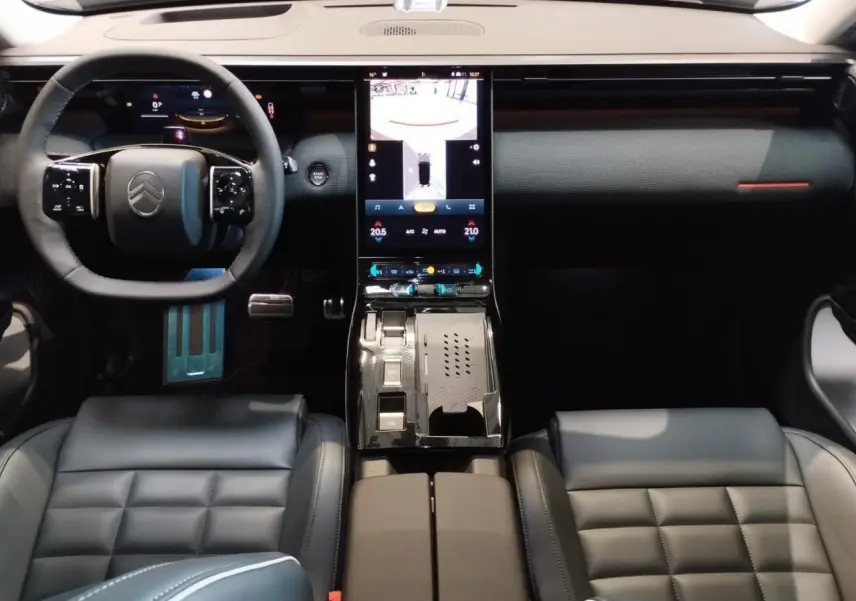 Vue intérieure avant du Citroën C5 Aircross 2026, tableau de bord noir avec écran tactile vertical et sièges cuir noirs.