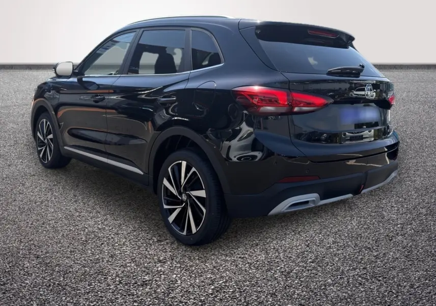 Vue 3/4 arrière droite du SUV MG ZS noir 2026 avec jantes alliage et feux arrière LED distinctifs.