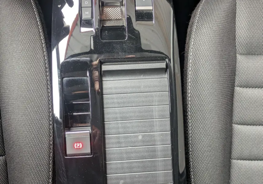 Gros plan sur la partie droite du volant noir de la Citroën C4 Hybrid 145, avec commandes audio et régulateur.