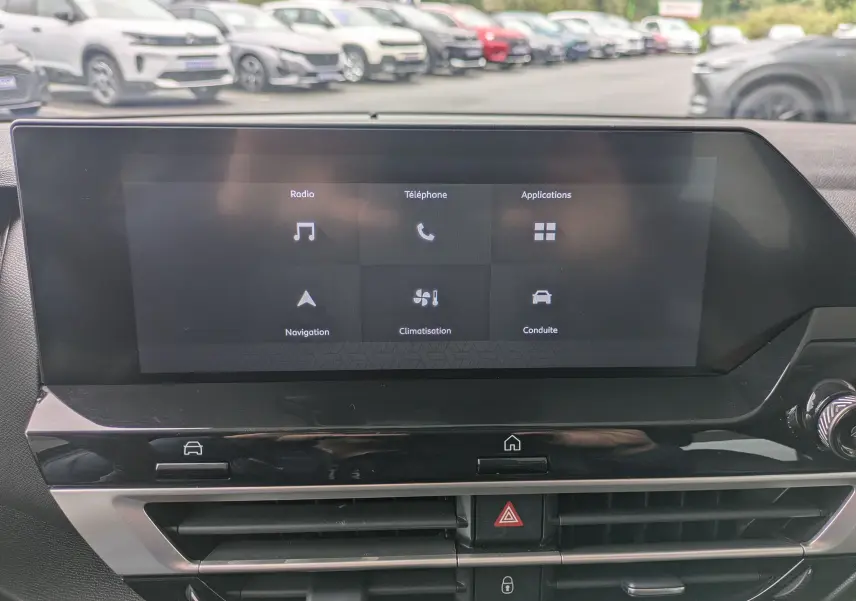 Vue rapprochée du tableau de bord de la Citroën C4 Hybrid 145 E-DCS6 Plus 2025, montrant les commandes de climatisation automatique.