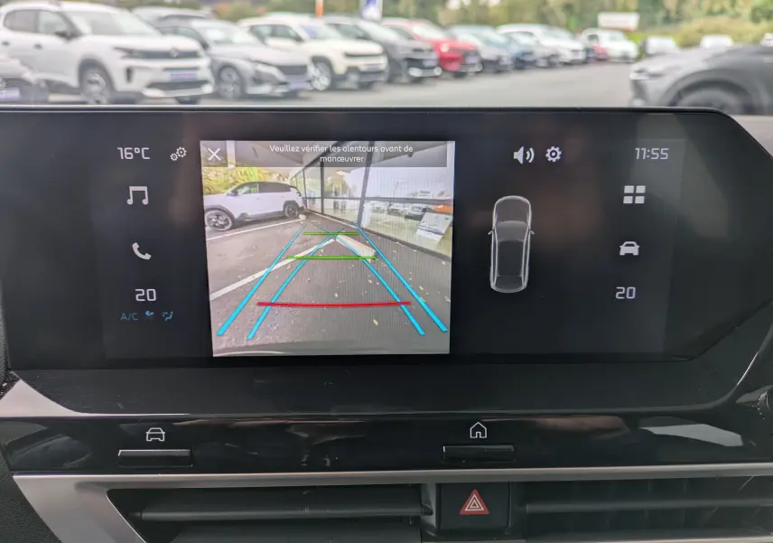 Écran tactile 10 pouces du tableau de bord de la Citroën C4 Hybrid 145 en vue frontale, affichant les options connectées.