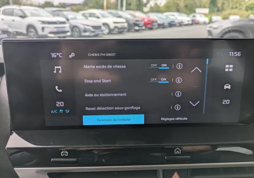Écran 10 pouces de la Citroën C4 Hybrid 145 E-DCS6 Plus affichant la caméra de recul et le radar arrière.