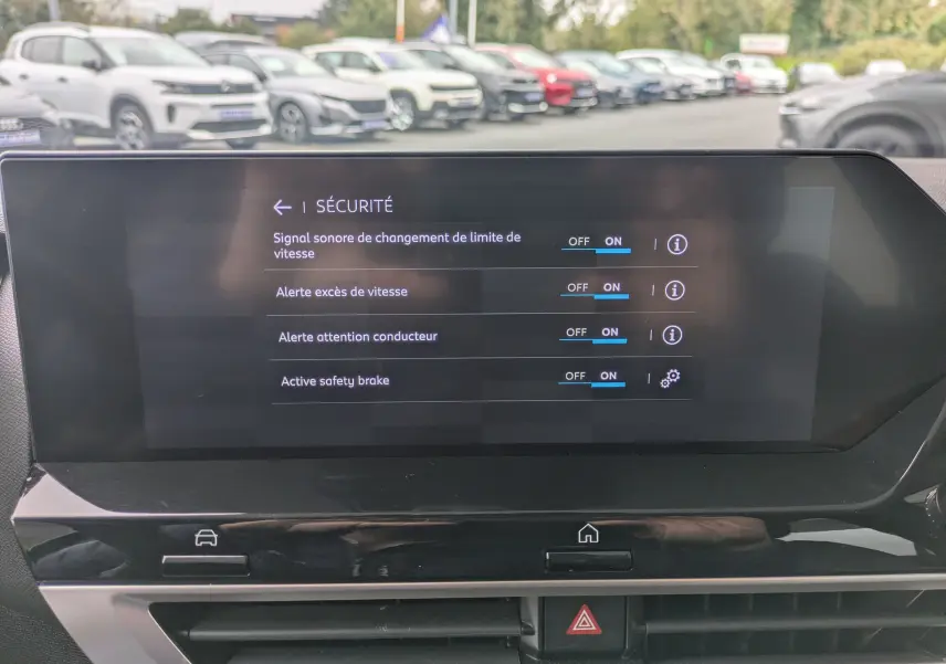 Écran tactile 10 pouces de la Citroën C4 Hybrid 145 E-DCS6 Plus affichant les réglages d’aide à la conduite, intérieur noir.