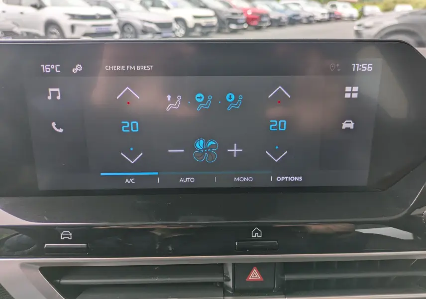 Écran tactile 10 pouces du tableau de bord du Citroën C4 Hybrid 145 en vue frontale, affichant les réglages de sécurité.