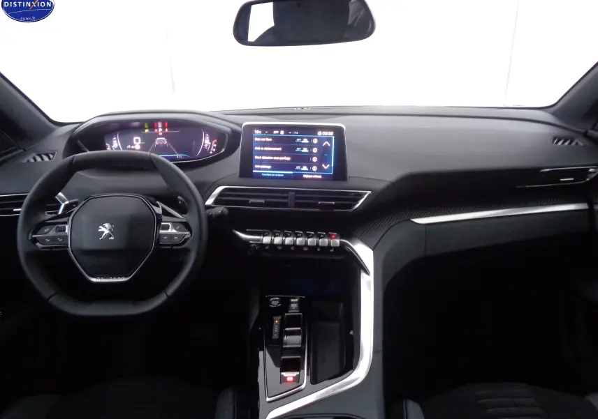 Intérieur Peugeot 5008 gris platinium 2023, vue frontale du tableau de bord avec écran tactile et volant compact.