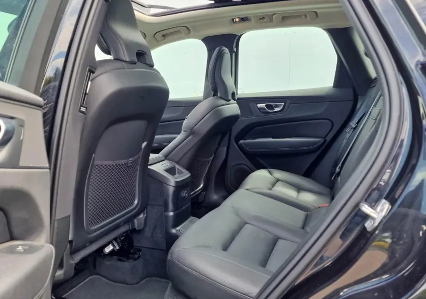 Vue intérieure côté droit des sièges arrière en cuir noir du Volvo XC60 II Recharge T6 340 Inscription Luxe 2021.