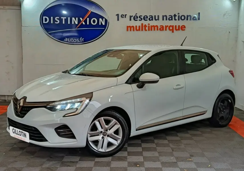 Renault Clio Business TCe 90 blanc vue 3/4 avant droit en intérieur avec jantes différentes à l'avant et à l'arrière.