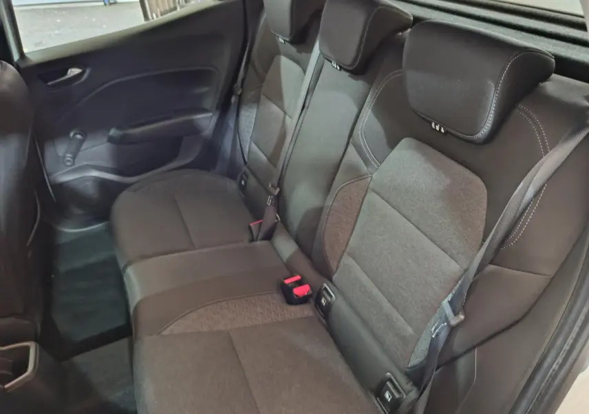 Vue intérieure des sièges arrière noirs de la Renault Clio Business TCe 90, avec ceintures et appuie-têtes visibles.