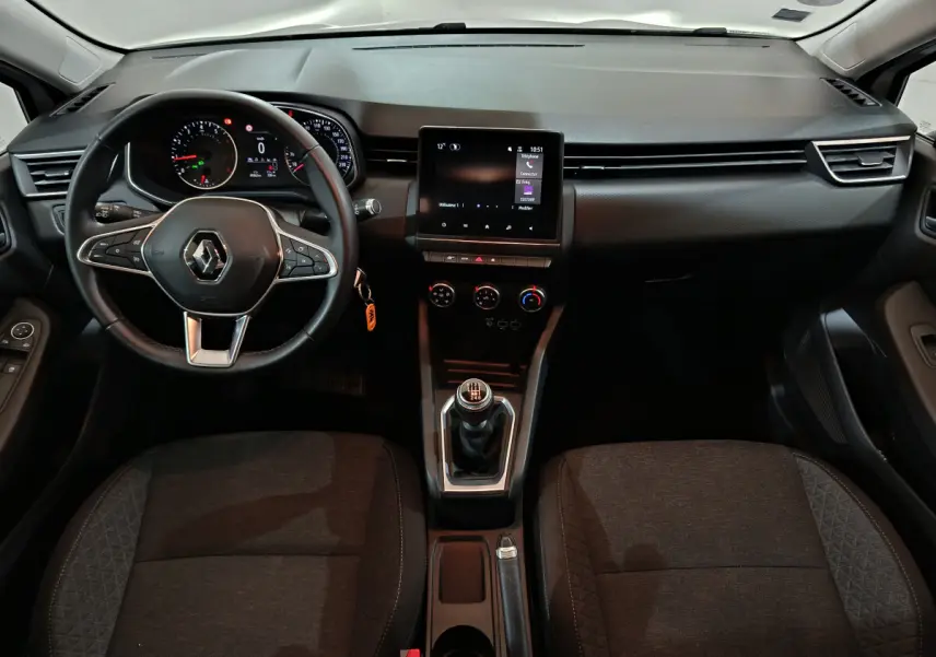 Intérieur de Renault Clio Business TCe 90 2021, vue frontale du tableau de bord et volant cuir noir avec boîte manuelle.