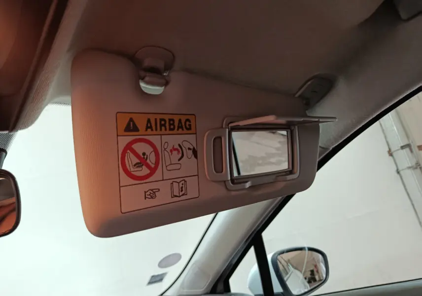 Miroir de courtoisie ouvert sur pare-soleil côté conducteur dans l'habitacle d'une Renault Clio blanche 2021.