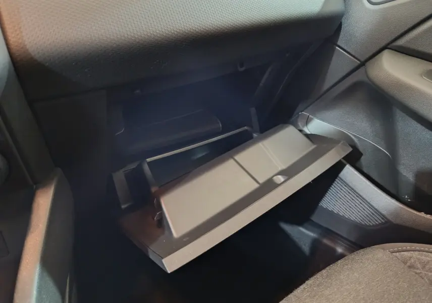 Gros plan sur la boîte à gants ouverte côté passager de la Renault Clio Business TCe 90 blanche de 2021.