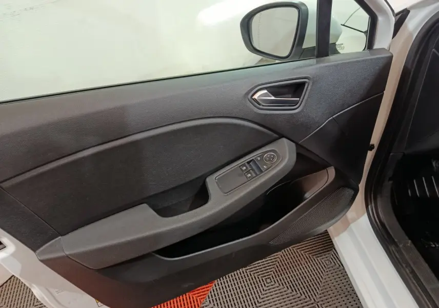 Intérieur de la porte avant gauche noire de la Renault Clio Business TCe 90 blanche vue de profil ouvert.