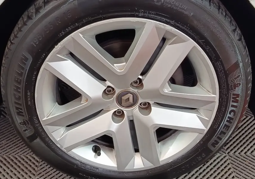 Gros plan sur la roue avant droite d'une Renault Clio Business blanche avec jante alliage et pneu Michelin.