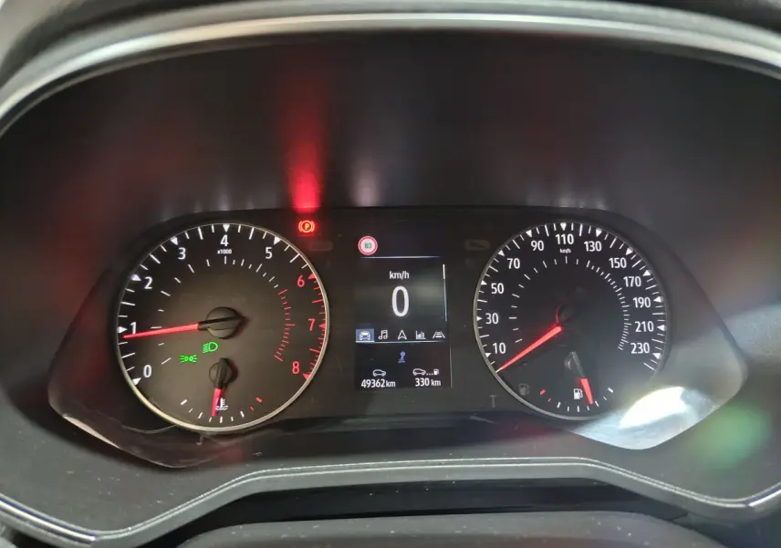 Tableau de bord de Renault Clio Business TCe 90 2021 avec compte-tours, compteur vitesse et écran multifonctions allumé.