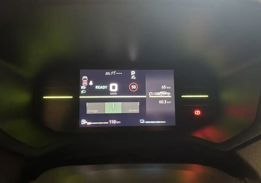 Tableau de bord numérique du Dacia Duster 1.6 Hybrid 140 Journey 2025, affichant vitesse, autonomie et mode éco.