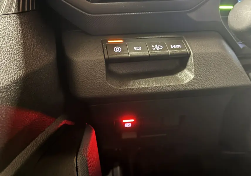 Gros plan sur les boutons de commande du tableau de bord côté gauche du Dacia Duster noir 1.6 Hybrid 140 Journey 2025.