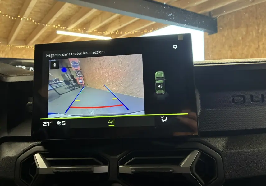 Écran central du Dacia Duster 1.6 Hybrid 140 Journey 2025 noir montrant la caméra de recul avec guidage de trajectoire.