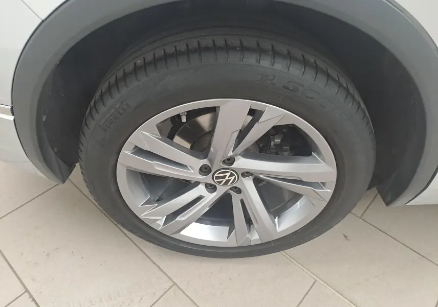 Gros plan sur la roue avant droite du Volkswagen Tiguan 2024 en peinture métallisée Reflet d'Argent avec jante alliage R-Line.