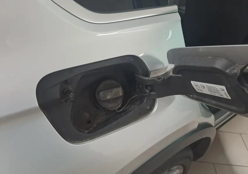 Gros plan sur la trappe à carburant côté gauche d’un Volkswagen Tiguan 2024 en Reflet d’Argent.